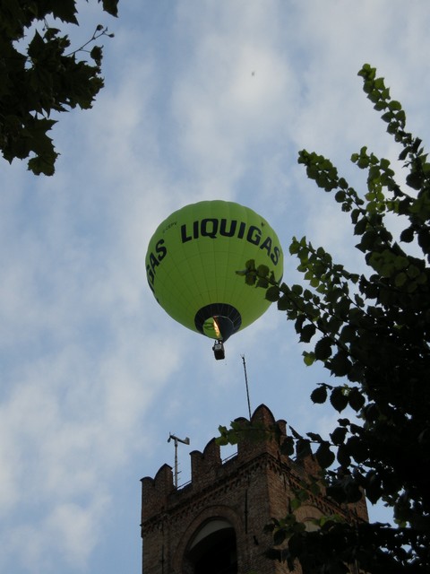 Un pallone si avvicina al target virtuale posto sulla verticale della torre campanaria di Mondov durante il campionato italiano 2008 (Foto R.Spagnoli)