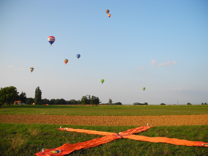 Mondovi2012: le mongolfiere in avvicinamento ad un target nell'ultimo volo di gara (foto Roberto Spagnoli)