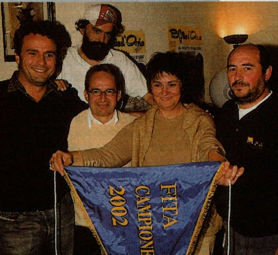 Giovanni Aimo (al centro con gli occhiali) ed il suo equipaggio con lo scudetto appena conquistato a Narni (foto M.Majrani)