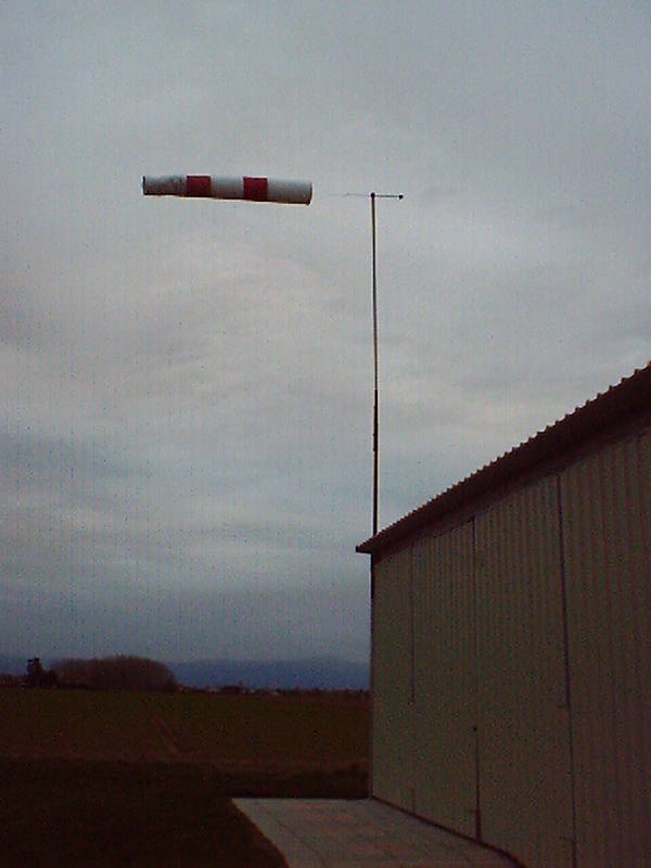 La manica a vento perfettamente orizzontale: un'immagine più eloquente del bollettino meteo.
