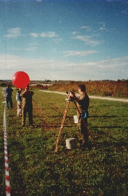 Gli uomini del ReSMA si apprestano al lancio di un pallone sonda per la rilevazione della velocità e della direzione del vento